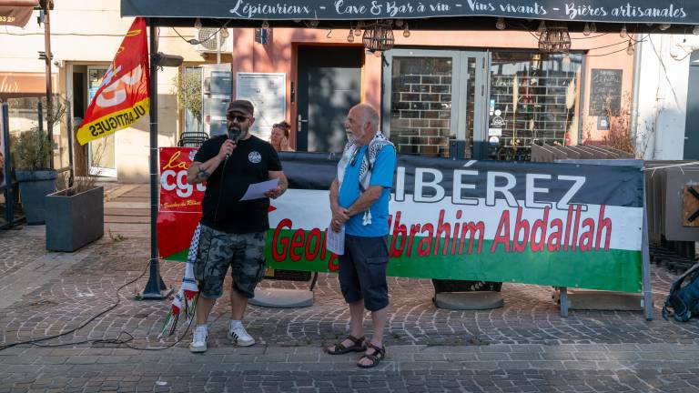 Le secrétaire de l’Union locale CGT Daniel Bretonnès, à gauche, avec le représentant du collectif Palestine, Thierry Louchon, à droite. PHOTO An.M. Le secrétaire de l’Union locale CGT Daniel Bretonnès, à gauche, avec le représentant du collectif Palestine, Thierry Louchon, à droite. PHOTO An.M.