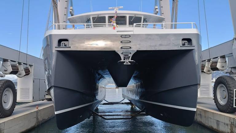 Les foils, que l’on aperçoit ici sous le RL Héloïse, sont horizontaux, au contraire de la grande majorité des bateaux. Un design qui permet un gain de place puisque les foils ne sont pas à l’extérieur de la coque, mais également de soulever le bateau tout en gardant une grande stabilité, moins importante avec des foils verticaux. Photo Ad.B Les foils, que l’on aperçoit ici sous le RL Héloïse, sont horizontaux, au contraire de la grande majorité des bateaux. Un design qui permet un gain de place puisque les foils ne sont pas à l’extérieur de la coque, mais également de soulever le bateau tout en gardant une grande stabilité, moins importante avec des foils verticaux. Photo Ad.B