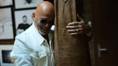 Pascal Obispo câline son sac de frappe comme il prend soin de ses tubes, qu’il donnera à entendre dans les trois salles provençales. Photo Dominique Gau