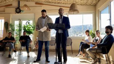 Manuel Bompard et Sébastien Delogu, réunis jeudi dans un restaurant sur le port de l’Estaque, ont présenté avec des militants insoumis leur enquête Marseille en vrai. PHOTO Ch. C.