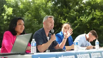 Le sénateur et porte-parole du PCF Ian Brossat (au micro) est attendu à Martigues pour un meeting, samedi à 15h. Photo M.E.H.