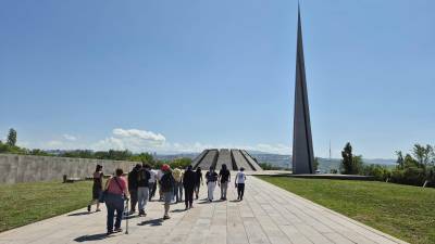 Les élèves du lycée Nelson Mandela au mémorial de Tsitsernakaberd aux victimes du génocide arménien à Erevan. PHOTO Guiragossian Rose