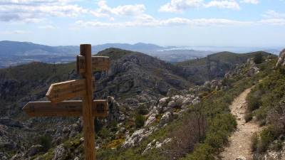 Sur le chemin du col Sainte-Anne, la chaîne de l’Étoile offre une vue vertigineuse sur Marseille. PHOTO Wikimedias/Fr.Latreille