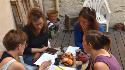 Garance, Marion, Claire et Mathilde en réunion matinale. PHOTO JEAN-BENOÎT ZIMMERMAN