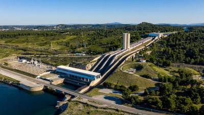 La centrale hydroélectrique EDF de Saint-Chamas est la pierre angulaire du débat entourant la réhabilitation de l’étang de Berre, nécessaire pour la production électrique mais néfaste à l’Étang. PHOTO EDF