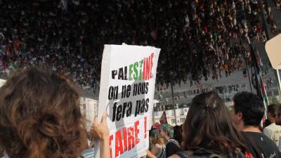 Les manifestants sur le Vieux-Port ont exigé des actions concrètes de la part du gouvernement français pour mettre fin au génocide à Gaza. PHOTO E.J.