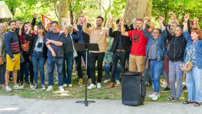 La fête politique et traditionnelle est aussi l’occasion d’œuvrer à la solidarité, avec la remise d’un chèque de 300 euros à l’association Cuba coopération par le PCF d’Arles (en bas à droite). PHOTOS An.M.