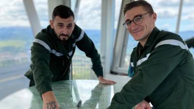 Simon et Dimitri, guetteurs à la vigie du Régagnas le 28 août. PHOTOS C.V.