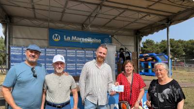 Des particuliers mais aussi des associations comme ici Ensemble pour «&nbsp;La Marseillaise&nbsp;» des Pennes-Mirabeau ou les Amis de «&nbsp;l’Huma&nbsp;» Côte Bleue ont remis des chèques de soutien. PHOTOS M.E.H.