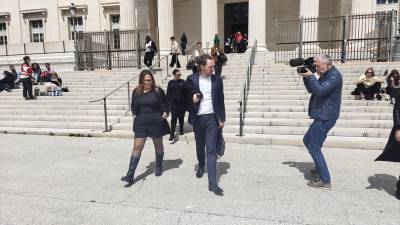 Fatima Abdel Djelil à gauche avec son avocat devra verser plus de 100 000 euros à 34 victimes. Photo D.C.