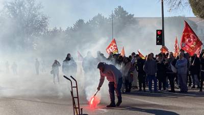 Les manifestants ont marché jusqu’au wagon des services publics, un lieu symbolique installé par les cheminots en 2010. PHOTO A.M.