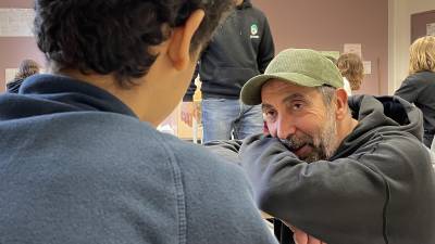 Le musicien Laurent Benitah échange avec un élève dans le cadre d’un projet sur la musique métal au collège Jean-Rostand.