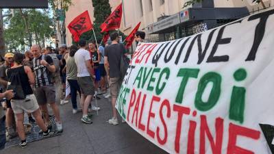 Une centaine d’enseignants se sont rassemblés en soutien à leur collègue dans l’Yonne et pour un cessez-le-feu à Gaza. PHOTO E.J.