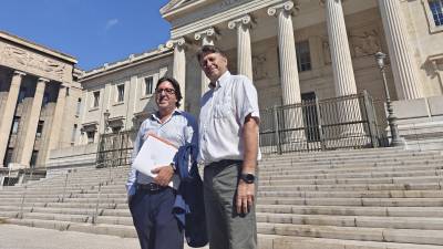 Patrick Amico, l’adjoint au logement au premier plan avec l’avocat de la Ville, Me Mendès Constante. PHOTO D.C.