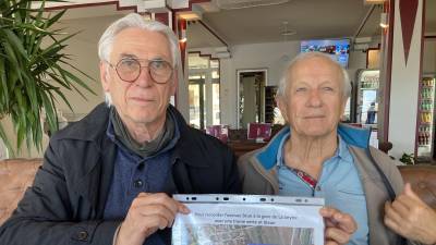 Les militants associatifs Michel Pierre et Maurice Franceschi, jeudi matin sur le port de Toulon.