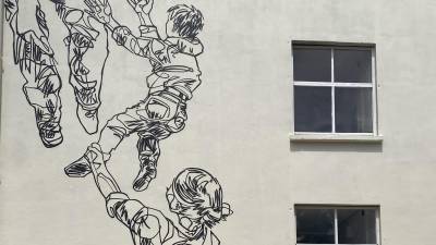 L’artiste Mahn Kloix a réalisé cette fresque sur l’une des façades du nouveau centre d’hébergement. Photo M.M.