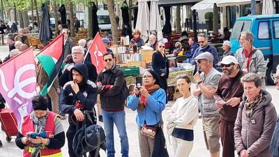 À Béziers, un rassemblement s’est déroulé devant le parvis du théâtre à l’appel de la CGT et de la LDH. PHOTO dr